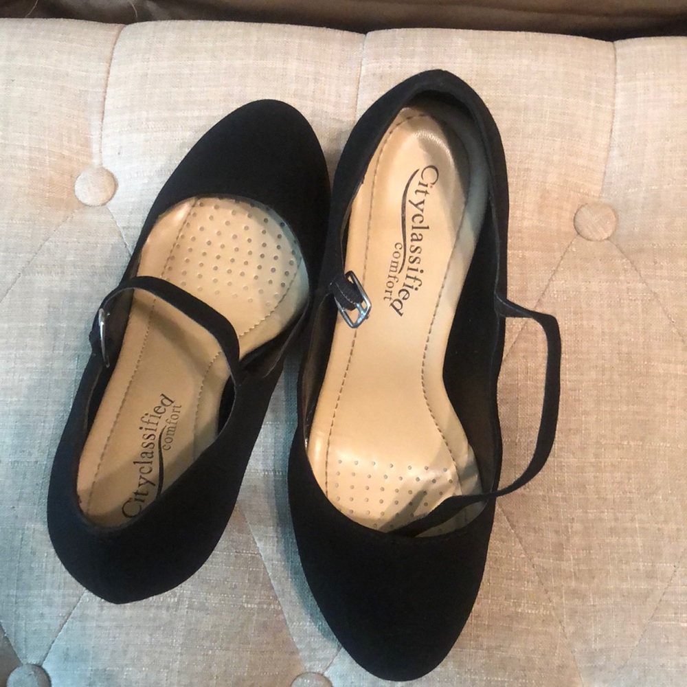 CITY CLASSIFIED..size 8, black suede,